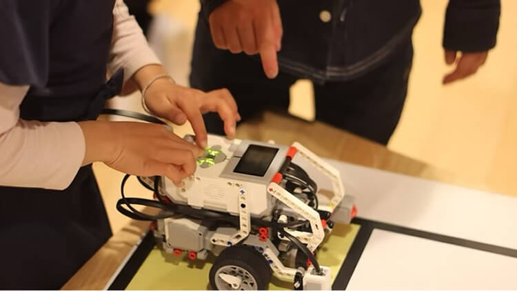 ロボットの設定をしているこども